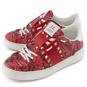 VALENTINO GARAVANI Rockstud Untitled Sneakers with Lip Print